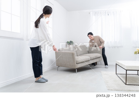 引越しで家具を移動する夫婦 138344248