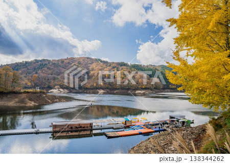 豊田市の三河湖の紅葉の風景(愛知県) 豊田市の三河湖の紅葉の風景(愛知県) 138344262
