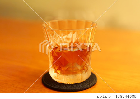 ウイスキーグラスと氷 on the rocks drink photo 138344689