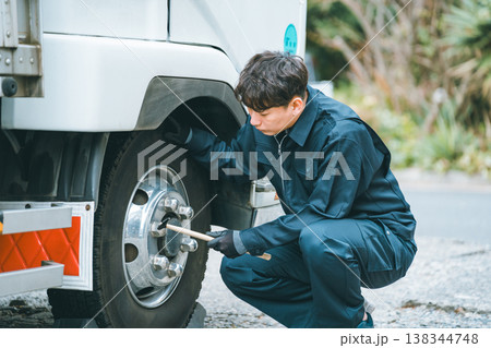 トラックの点検ハンマーによるナット緩み点検 138344748
