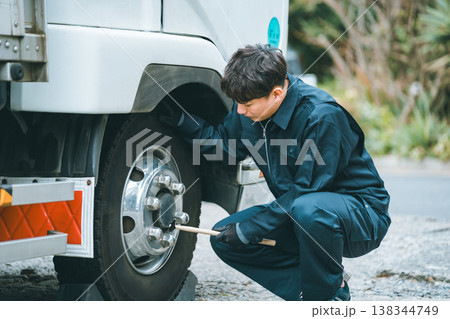 トラックの点検ハンマーによるナット緩み点検 トラックの点検ハンマーによるナット緩み点検 138344749