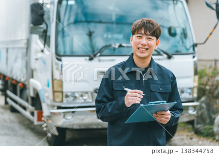 バインダーを持ったトラックドライバー 138344758