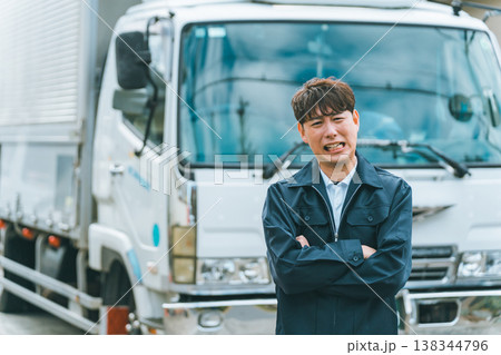 トラックから降りて文句を言うトラックドライバー トラックから降りて文句を言うトラックドライバー 138344796