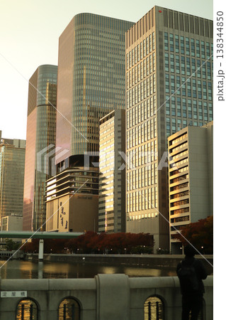 都市高層ビル群と夕景 city skyline photo 138344850