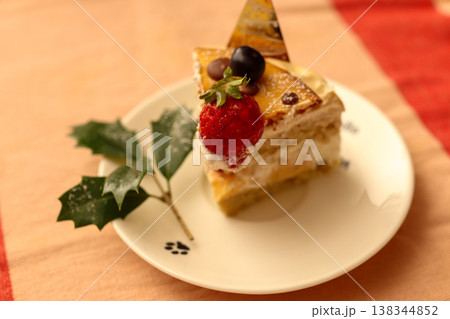 クリスマスケーキ苺とホーリー festive cake photo 138344852