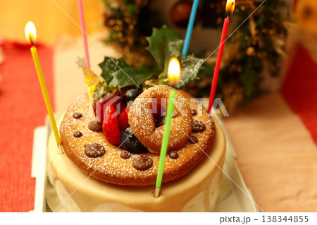 クリスマスケーキとキャンドル festive cake photo 138344855
