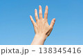 青空に向かって手を伸ばす　希望・未来・自由のイメージ 138345416