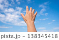 青空に向かって手を伸ばす　希望・未来・自由のイメージ 138345418