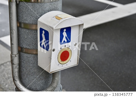 街のバリアフリー 信号機の押しボタン箱 街のバリアフリー 信号機の押しボタン箱 138345777