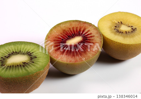 白背景に3色のキウイフルーツの断面 白背景に3色のキウイフルーツの断面 138346014