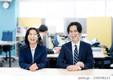 笑顔のマネージャーと部下 138346221