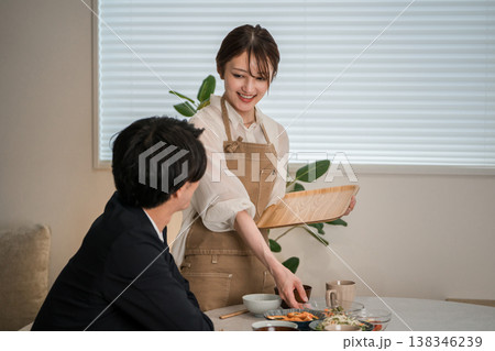 夫婦,家族の食卓シーン(配膳,自炊,手料理,夕食) 夫婦,家族の食卓シーン(配膳,自炊,手料理,夕食) 138346239
