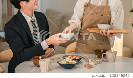 夫婦,家族の食卓シーン（配膳,自炊,手料理,夕食） 138346243