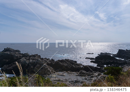 和歌山県：潮岬／本州最南端の岬から突き出たクレ崎（マグマの岩）【南紀熊野ジオパーク】串本町 138346475