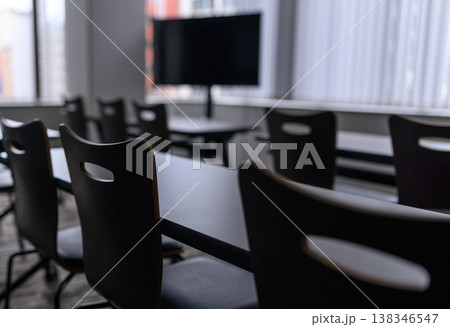会議室の椅子とモニター 138346547
