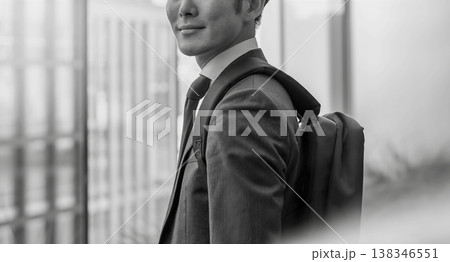 スーツ姿の男性が微笑むポートレート スーツ姿の男性が微笑むポートレート 138346551