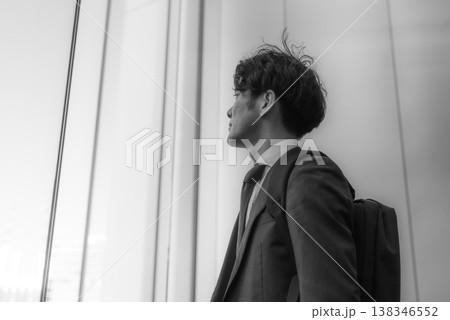 窓際で未来を見つめるビジネスマン 138346552