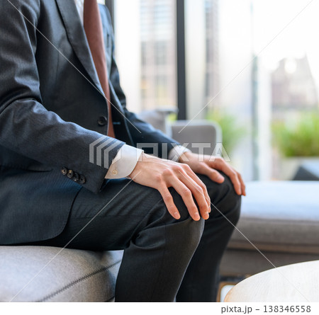 スーツ姿の男性がロビーで待機 138346558