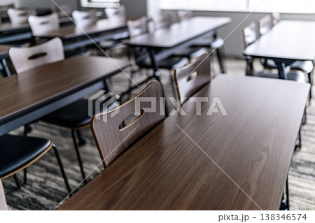空の会議室の木目調テーブル 138346574