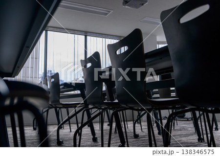 会議室の椅子と窓からの光 138346575