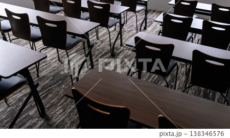 カーペット敷きの研修室の座席 カーペット敷きの研修室の座席 138346576