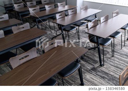 カーペット敷きの研修室の配置 138346580