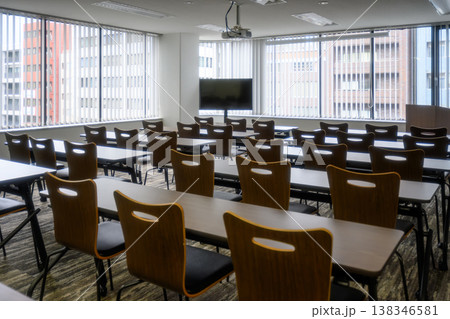 空の会議室と窓の外の景色 138346581
