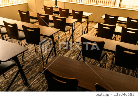 空の会議室と机と椅子 138346583