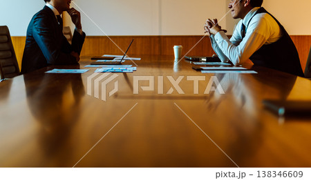 会議室で対面する二人のビジネスマン 会議室で対面する二人のビジネスマン 138346609