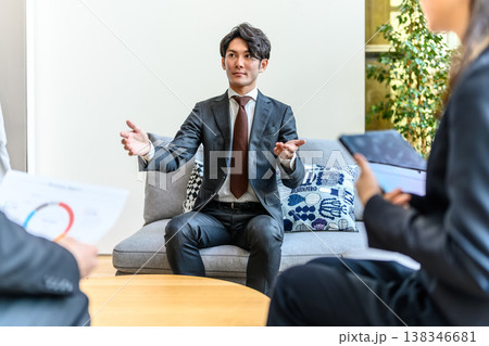 ソファで熱意を持って話す日本人男性 138346681