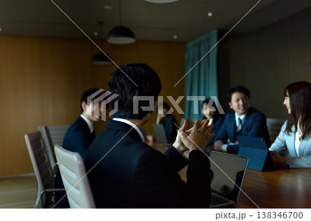 会議室で発言するビジネスマンの背中 会議室で発言するビジネスマンの背中 138346700