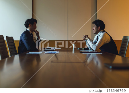 暗い会議室で対面する二人 暗い会議室で対面する二人 138346769