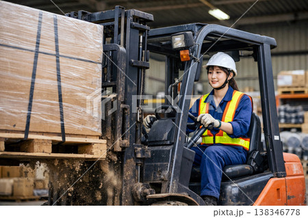 フォークリフトを操作する女性オペレーター 138346778