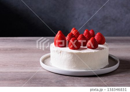 手作りいちごショートケーキのホールケーキ 完成イメージ 左側にコピースペース 手作りいちごショートケーキのホールケーキ 完成イメージ 左側にコピースペース 138346831