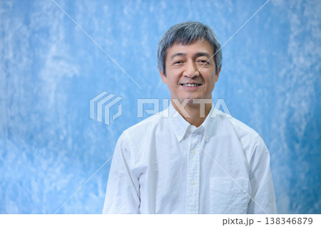 笑顔の60代の男性 138346879