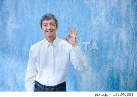 笑顔の60代の男性 138346881
