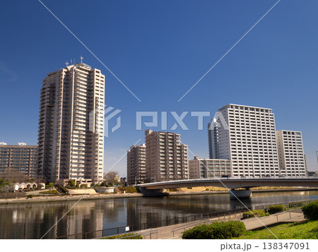 隅田川と千住汐入大橋　東京都 138347091