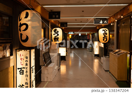 昭和レトロなニュー新橋ビル地下の飲み屋街 138347204