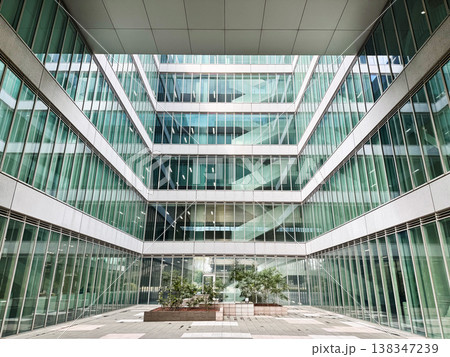 ガラス張りのオフィスビルの中庭 138347239