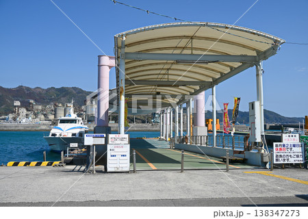 【大分県津久見市】津久見港離島ターミナルの桟橋と船 138347273