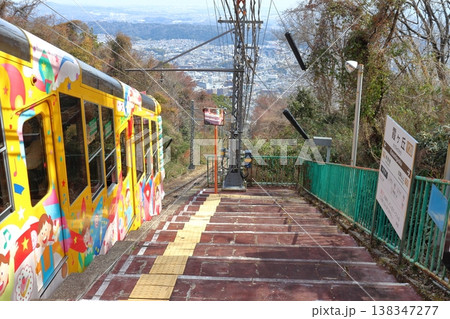 生駒ケーブル 霞ヶ丘駅から見下ろす生駒の街並みとケーブルカー（山上線） 138347277