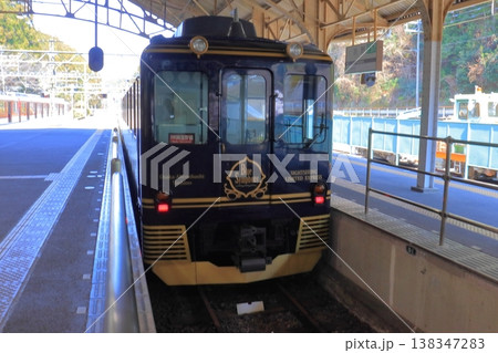 吉野駅に停車中の観光特急 青のシンフォニーと駅名標(奈良県吉野町) 吉野駅に停車中の観光特急 青のシンフォニーと駅名標(奈良県吉野町) 138347283