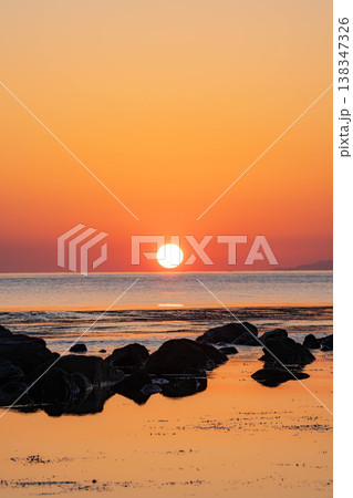 【日の出素材】富山県雨晴海岸から見る日の出【富山県】 138347326