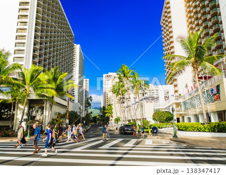 ワイキキのメインストリート カラカウア通り ※一部ソフトフォーカス ワイキキのメインストリート カラカウア通り ※一部ソフトフォーカス 138347417