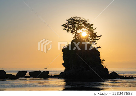 【海岸素材】富山県の絶景・初夏の凪いだ日本海と雨晴海岸の朝景【富山県】 【海岸素材】富山県の絶景・初夏の凪いだ日本海と雨晴海岸の朝景【富山県】 138347688