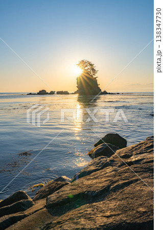 【海岸素材】富山県の絶景・初夏の凪いだ日本海と雨晴海岸の朝景【富山県】 【海岸素材】富山県の絶景・初夏の凪いだ日本海と雨晴海岸の朝景【富山県】 138347730