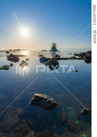 【海岸素材】富山県の絶景・初夏の凪いだ日本海と雨晴海岸の朝景【富山県】 138347990