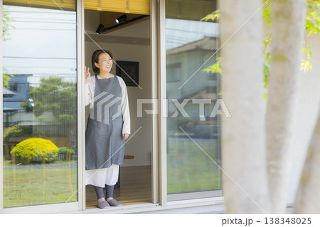 窓から外を眺める女性 138348025