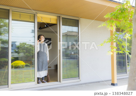 窓から外を眺める女性 138348027