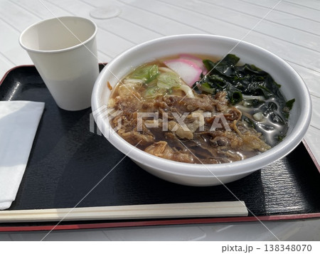観光地でよく売られているセルフサービスの肉うどん 観光地でよく売られているセルフサービスの肉うどん 138348070